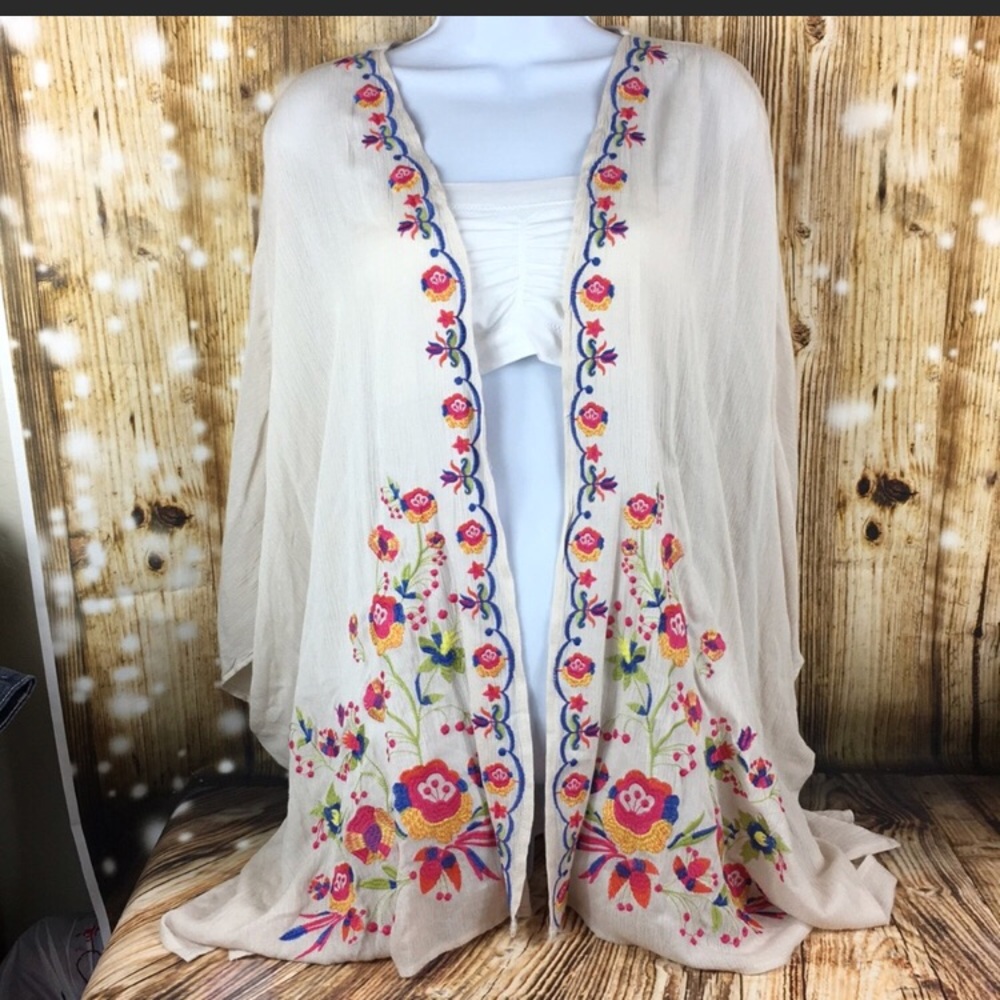 Umgee S/M Delicate Embroidered Feminine Kimono NWT